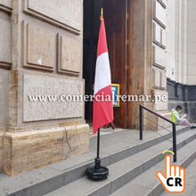 Cargar imagen en el visor de la galería, Bandera de Perú Estandarte para Exteriores e Inmuebles con Base y Asta de Madera