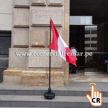 Cargar imagen en el visor de la galería, Bandera de Perú Estandarte para Exteriores e Inmuebles con Base y Asta de Madera