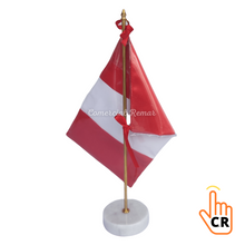 Cargar imagen en el visor de la galería, Bandera de Perú para Escritorio Bordada con Base de Onix y Asta de Bronce